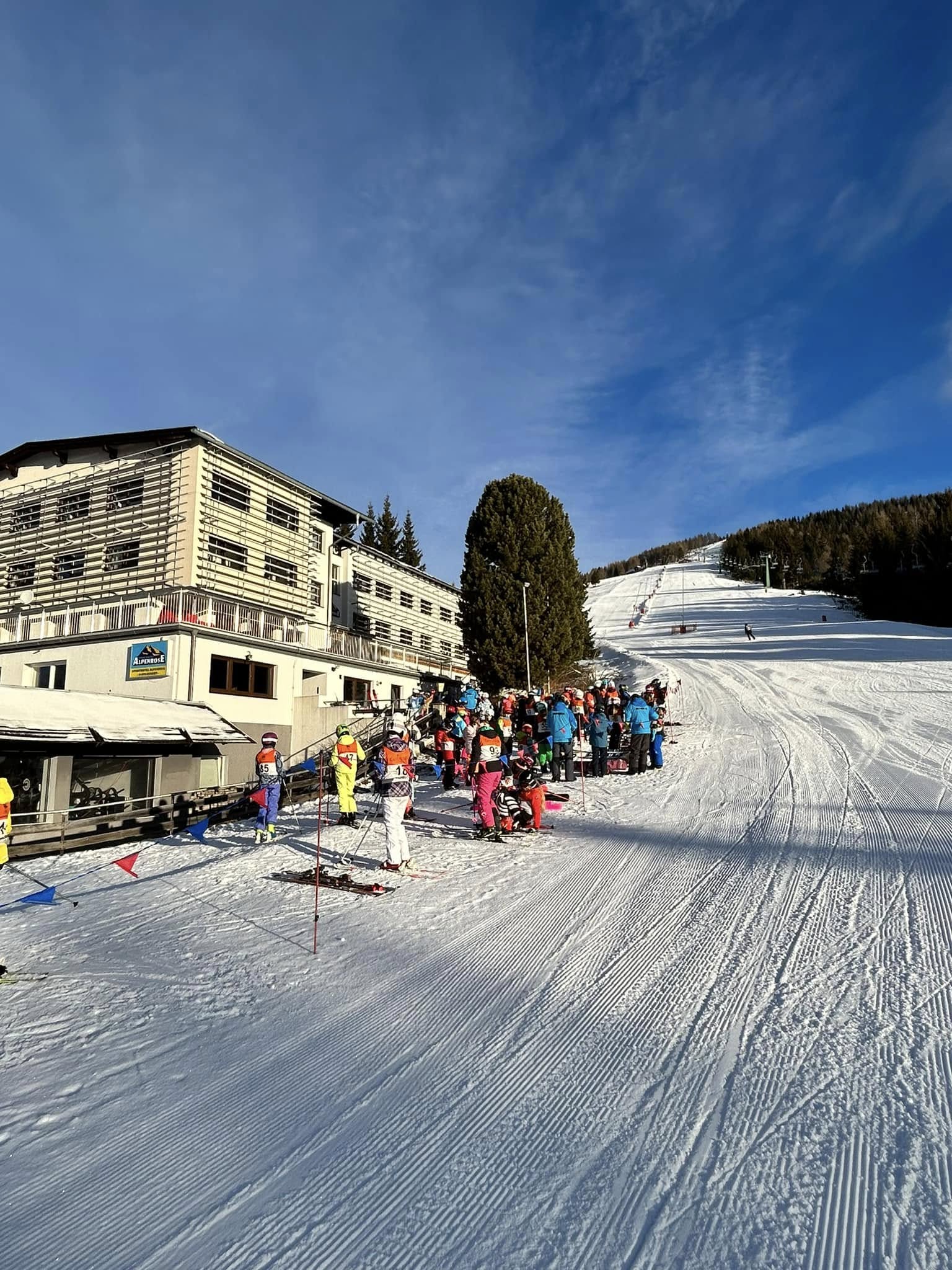 Hotel Alpenrose bezpośrednio przy ośnieżonej trasie narciarskiej